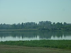 Pohled na město přes Sacké jezero