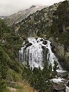 Cascada de Aigualluts, que aporta agua al río Ésera i al río Joèu