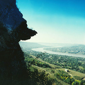 Vedere panoramică din 1980. Vadul-Rașcov în prim-plan, peste Nistru se vede Rașcovul.