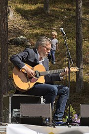 Chanteur jouant de la guitare.