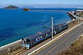 津嶋神社と予讃線列車。海岸寺駅から詫間駅は瀬戸内海に沿って走行する。 （2019年1月 詫間駅 - 津島ノ宮駅）