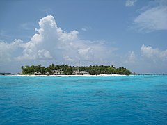 Vue de Fonimagoodhoo, avec les installations hôtelières du Reethi Beach Resort.