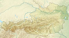 Mapa konturowa Austrii, po prawej nieco u góry znajduje się punkt z opisem „miejsce bitwy”