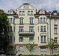 Reich gegliedert und stuckierter 1906–07 von Anton Hatzl erbauter Jugendstilbau mit zwei Erkern und Giebel in der Martiusstraße 1