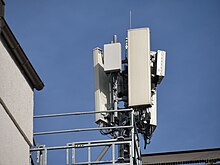 Un site mobile sur un toit-terrasse, équipé d'antennes panneaux longues émettant la 2G et la 4G, et d'antennes courtes dites actives permettant d'émettre la 5G.