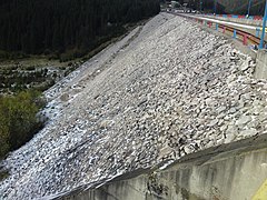 Vedere a anrocamentelor barajului Bolboci