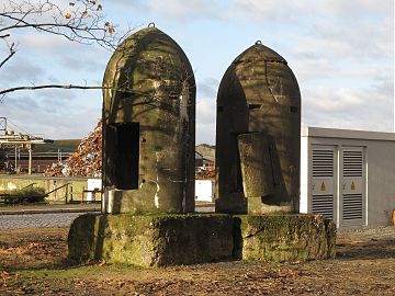 Ehemalige „Einmannbunker“ am Schrottladekai, im Hintergrund die Containerbrücke (2013)