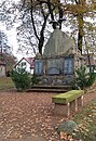 Gefallenendenkmal einschließlich des von Bänken eingefassten Stichweges, auf dem Kirchhof