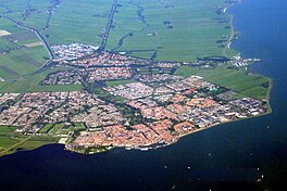 Loftfoto Volendam (oan de kust) mei Edam fierderop