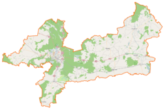 Mapa konturowa powiatu pilskiego, blisko centrum na lewo znajduje się punkt z opisem „Parafia pw. Świętej Rodziny w Pile”