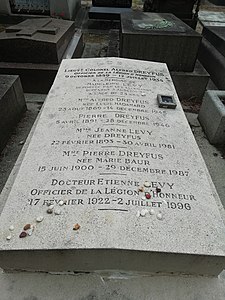 Tombe d'Alfred Dreyfus au cimetière du Montparnasse (division 28).