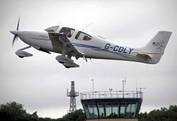 Cirrus SR20 beim Start in Gloucestershire