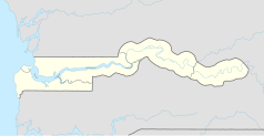 Mapa konturowa Gambii, blisko lewej krawiędzi znajduje się punkt z opisem „Serrekunda”