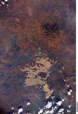 Het Bamendjingmeer met rechtsboven de Mount Yahou zichtbaar, NASA 2003