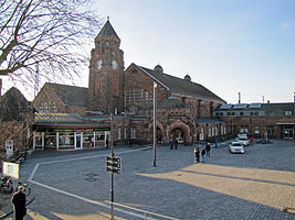 Empfangsgebäude und Bahnhofsvorplatz (Februar 2015)