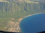 Schrägluftbild von Kalaupapa mit den Steilklippen im Westen, die eine natürliche Grenze des County bilden