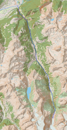 Carte en couleur d'une rivière suivant le fond d'une vallée orientée vers le nord.