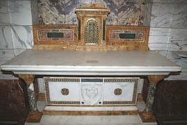 Capilla de santa María Magdalena, con el vaso de perfume al pie del altar.