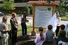 Kommunalpolitiker enthüllen die Ortschronik an der Hauptstraße