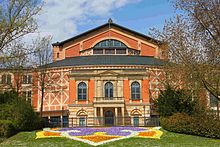 Bayreuth Festspielhaus Vorderansicht.JPG