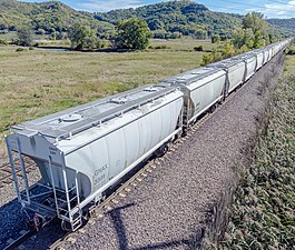 Vagones tolva cubiertos del Ferrocarril BNSF pasandos por La Crosse