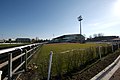 Vue sur la tribune et la piste de l'hippodrome.