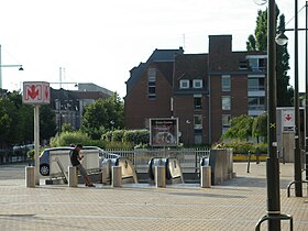 Sortie de la station de métro.