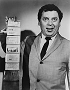 Den amerikanske komikeren Marty Allen 1960 med lommebok med kortholder for kredittkortene Diner's Club, Hilton, American Express og Biltmore/Barkley samt Social Security card og fagforeningskort for American Federation of Television and Radio Artists.