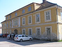 Holubov-2011-04-23-AdministrativniBudovaByvalychZelezaren.jpg