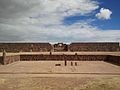 Blick über den versunkenen Hof des halbunterirdischen Tempels von Tiwanaku zur Figur des Ponce-Monolithen