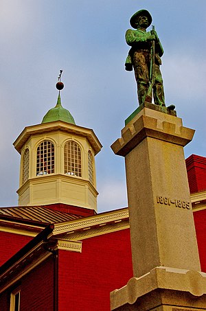 Giles County Courthouse and Confederate monument in Pearisburg