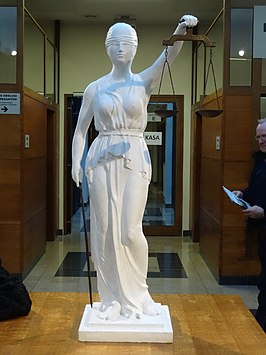 Standbeeld Themis in de rechtbank van Gdansk