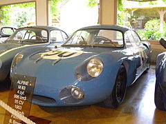 Une Alpine M63 de 1963 exposée au Manoir de l'automobile de Lohéac.