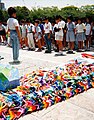 Elevi dedicând o colecție de cocori de origami în memoria lui Sadako Sasaki în Parcul Păcii Hiroshima.