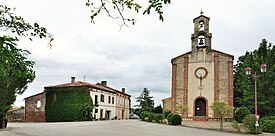 A igreja e os arredores de Saint-Michel.