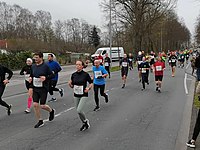 Läufer auf der Strecke beim Osterlauf 2023