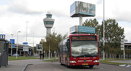 {Connexxion 3953 in de voormalige huisstijl van Schiphol Sternet op het luchthaventerrein van Schiphol