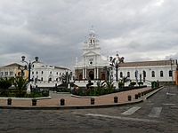 Vista da Igreja de Sangolqui e do Parque Juan de Salinas