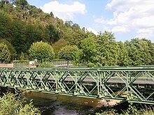 Fotografia d'un pont Bailey sobre un riu francès, a Sant Dié des Vosges