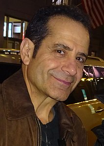 Tony Shalhoub interprète Abe.