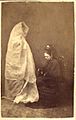 Frederick Hudsons Fotografie von Lady Helena Newenham mit dem Geist ihrer Tochter, 1872.