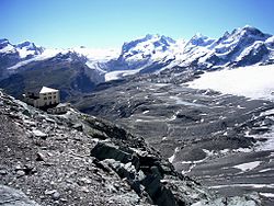 Hörnlihütte amb vista al Rimpfischhorn, l'Strahlhorn, el Mont Rosa, el Lyskamm i el Breithorn.