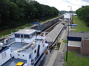 Duwboot in sluis Maaswaalkanaal