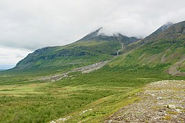 Des landes au pied d'une montagne.