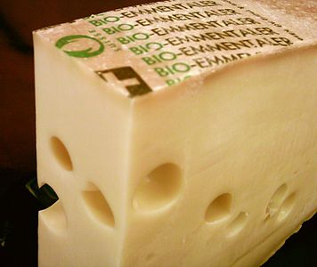 Pho mát Emmental bắt nguồn từ Thụy Sĩ