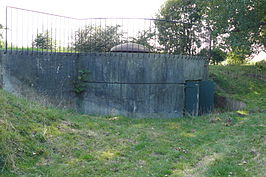 Hefkoepelgebouw, het hek en het metalen dak zijn van recente datum