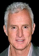 John Slattery jwe kòm Roger Sterling