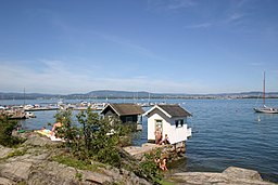 Oksvals hamn och badstrand.