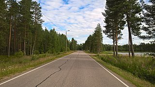 L'Hetekyläntie dans le village Hetekylä de Pudasjärvi près de Paavolankuiva et Sammakkolampi.