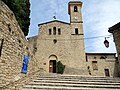 Chiesa di San Giovanni Battista. L'antico castello si trovava a sinistra, sulla sommità della collina